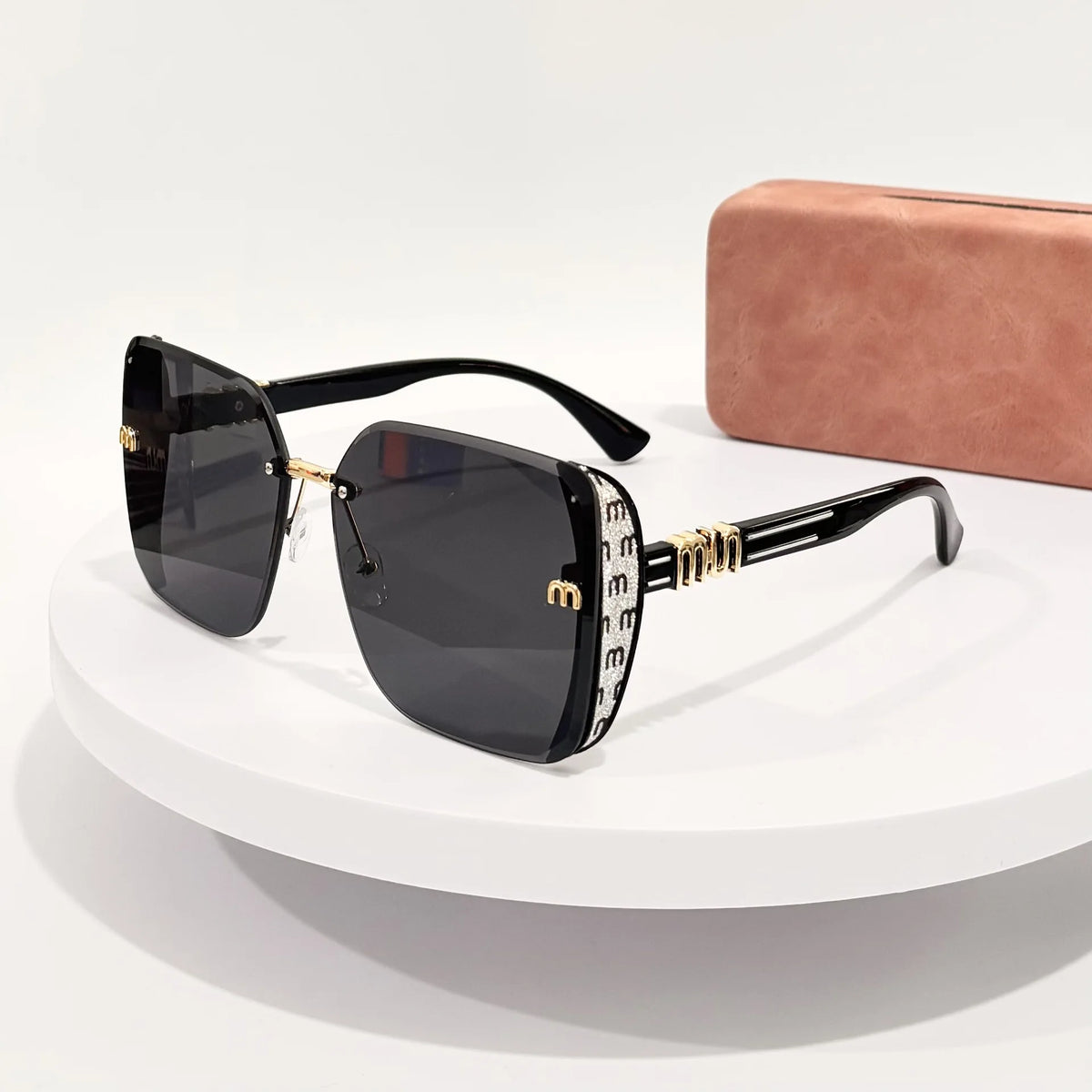 Oversized women's fashion sunglasses with square frames, light luxury design, suitable for outdoor travel and street parties.