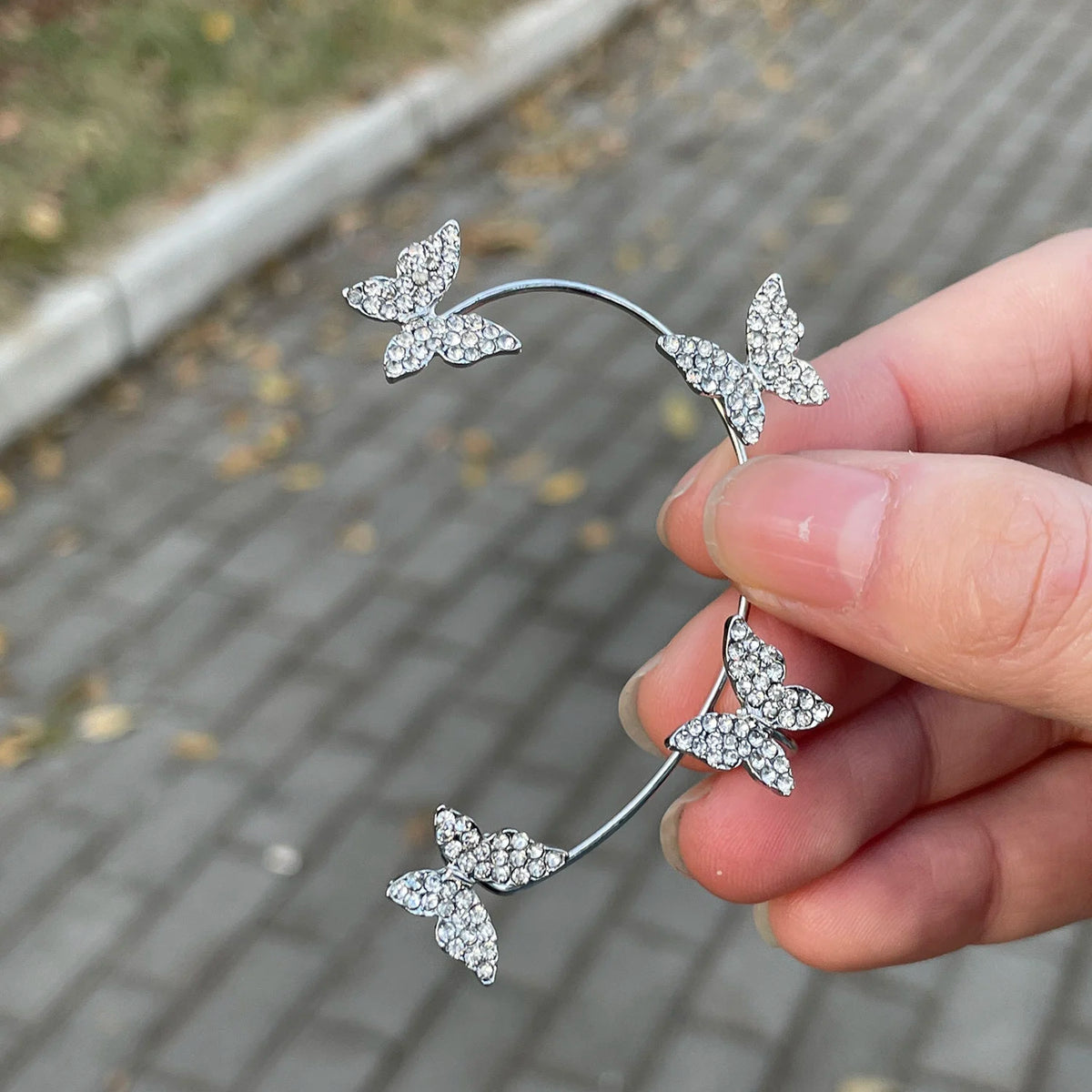 Korean-style sparkling zircon butterfly ear clips for women, non-piercing ear cuff clip earrings