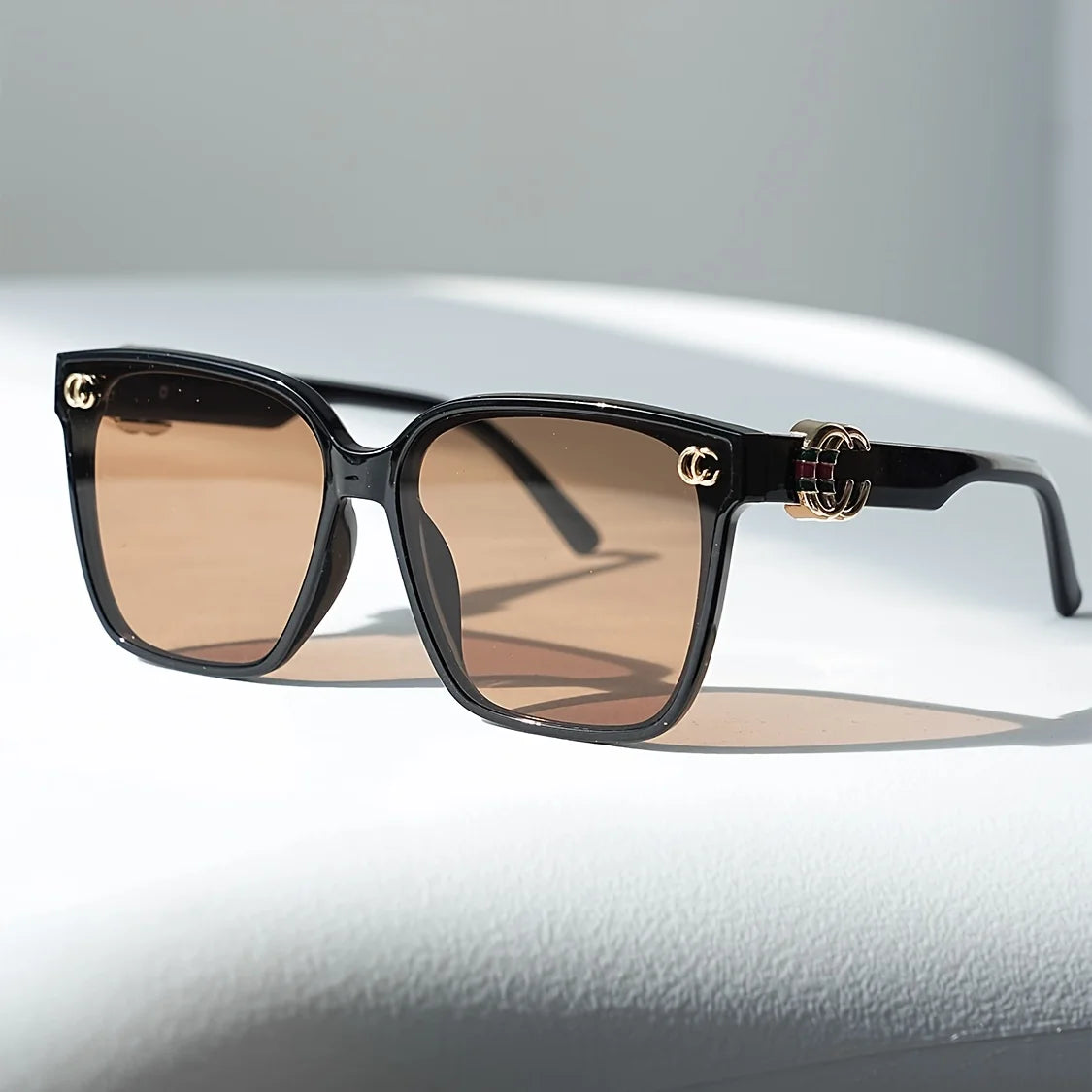Women’s fashion sunglasses with flower details and letter accents, UV400 anti-strong-light lenses