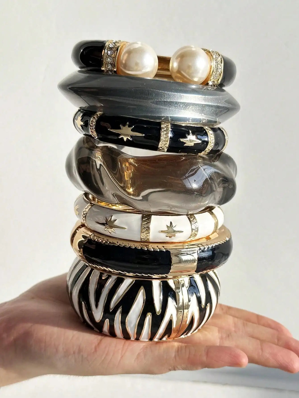 Retro Elegant Pearl Star Black & White Drip Stripe Wide Metal Bangle Everyday Chic Elegant Women's Jewelry