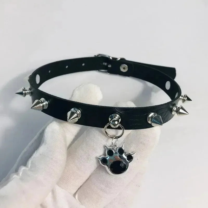 Gothic cat claw choker necklace with paw pendant, made of faux leather with rivet details, ideal for women’s fashion jewelry.