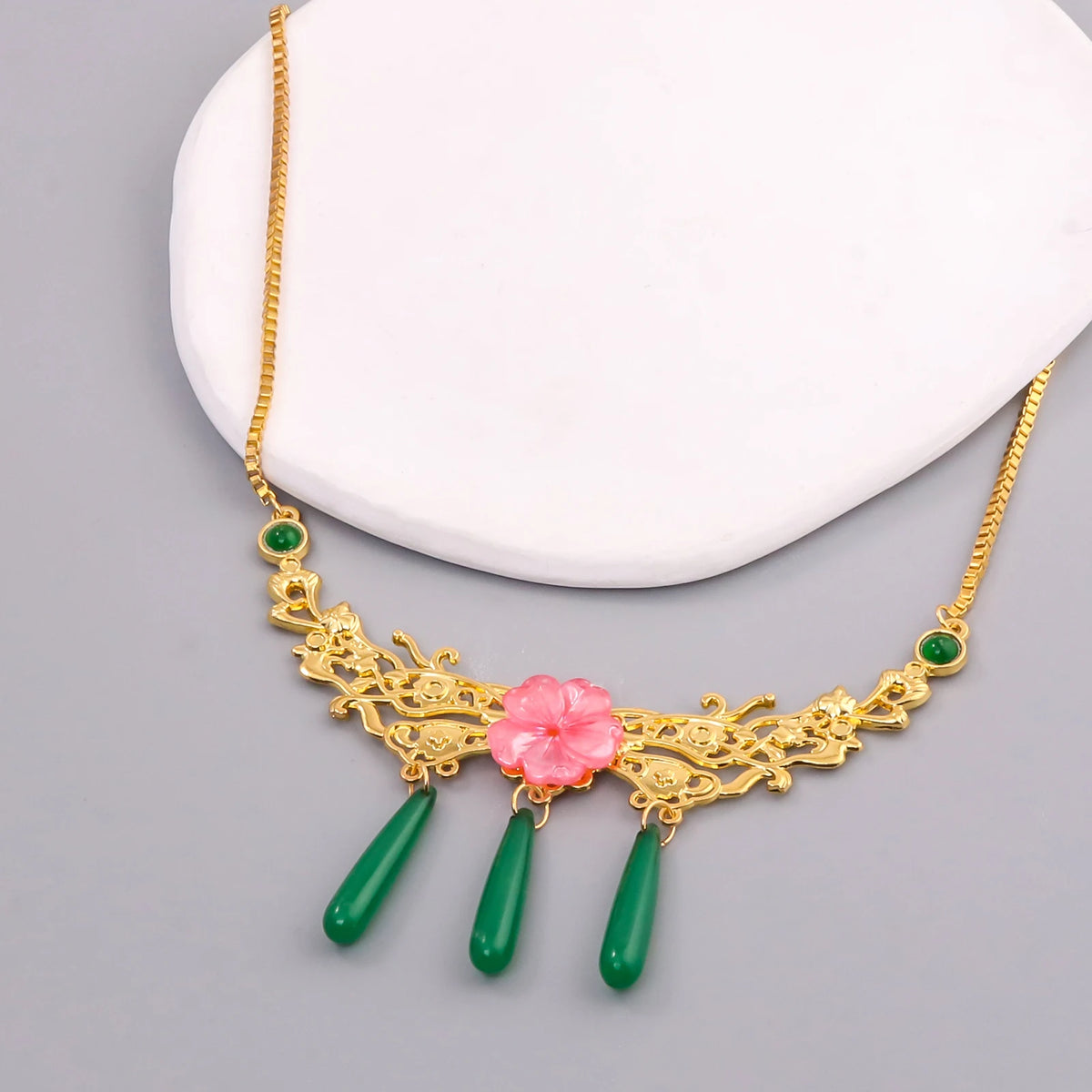 Anime The Apothecary Diaries Maomao cosplay jewelry set with necklace and earrings for women and girls, perfect for Halloween accessories.