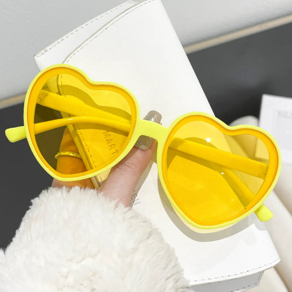Pink love heart-shaped sunglasses for women with big frames, vintage style, UV400 protection, outdoor fashion eyewear.
