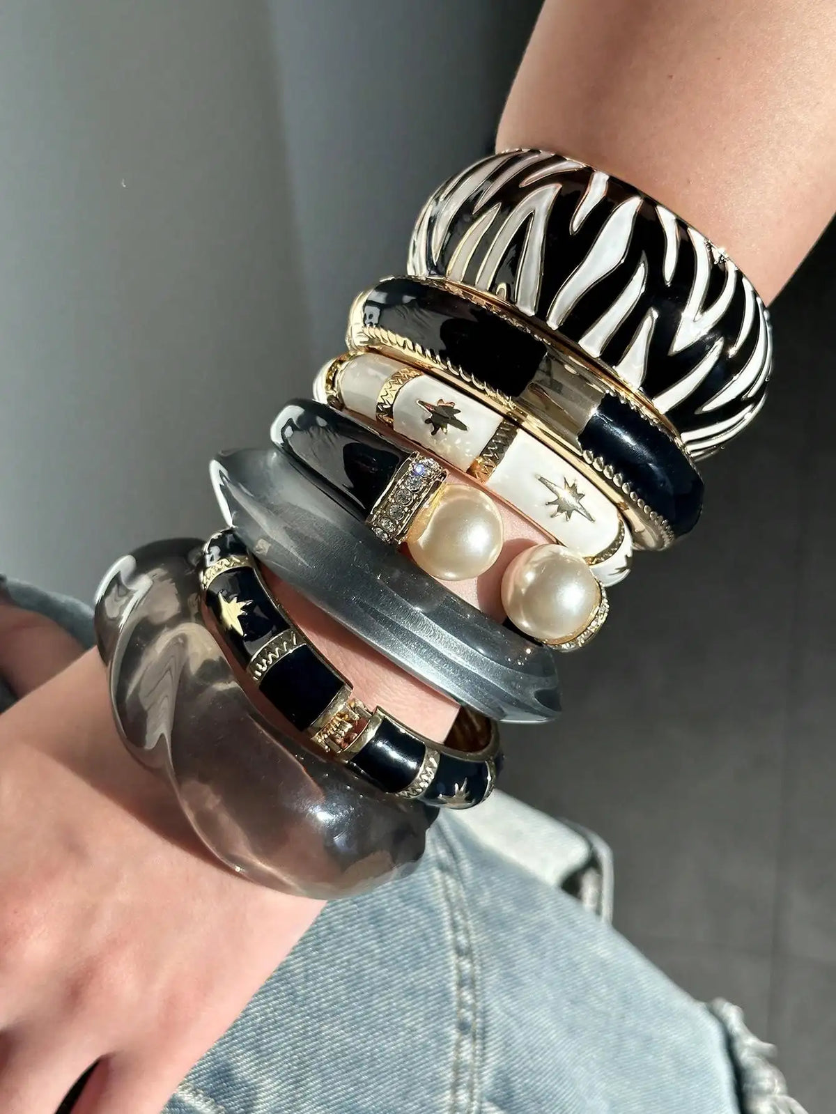 Retro Elegant Pearl Star Black & White Drip Stripe Wide Metal Bangle Everyday Chic Elegant Women's Jewelry
