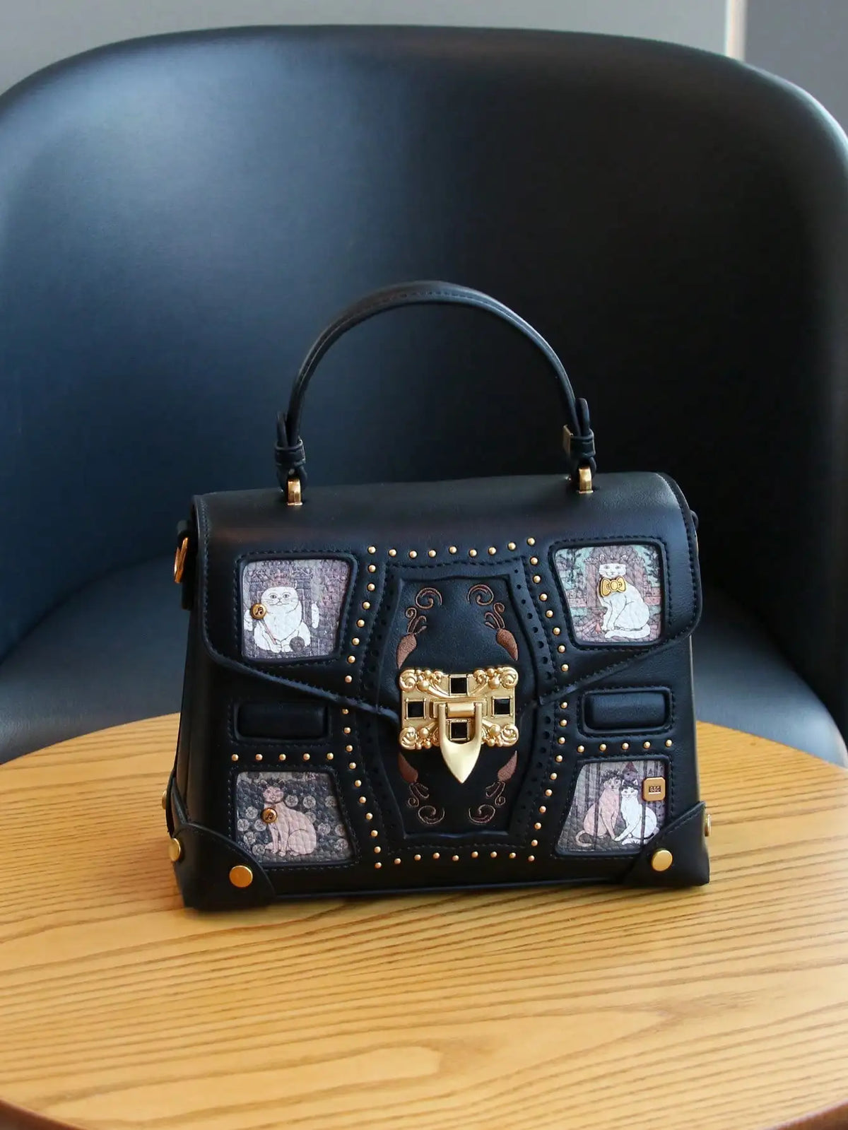 Luxury cat pattern crossbody bag for women, featuring a stylish printed design and adjustable shoulder strap