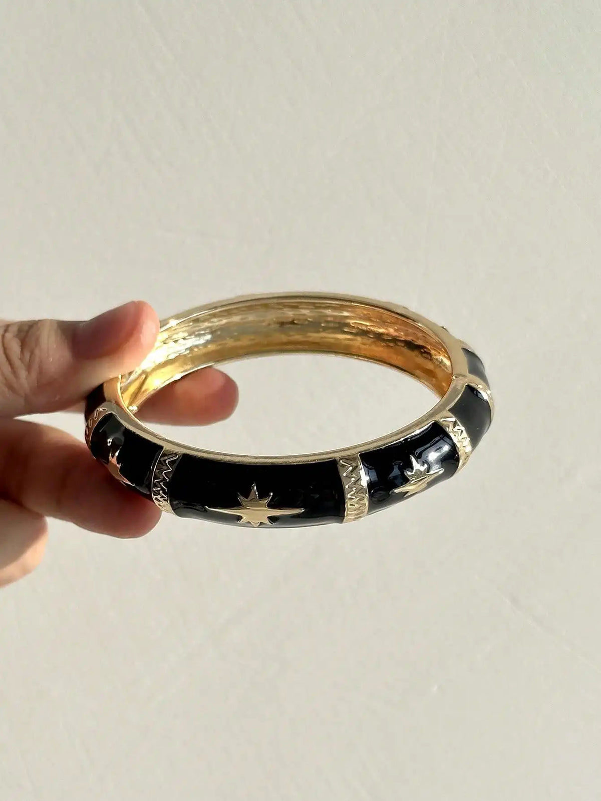 Retro Elegant Pearl Star Black & White Drip Stripe Wide Metal Bangle Everyday Chic Elegant Women's Jewelry