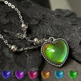 Thermochromic mood monitor heart pendant necklace for women, color-changing jewelry with clavicle chain, stylish and expressive.