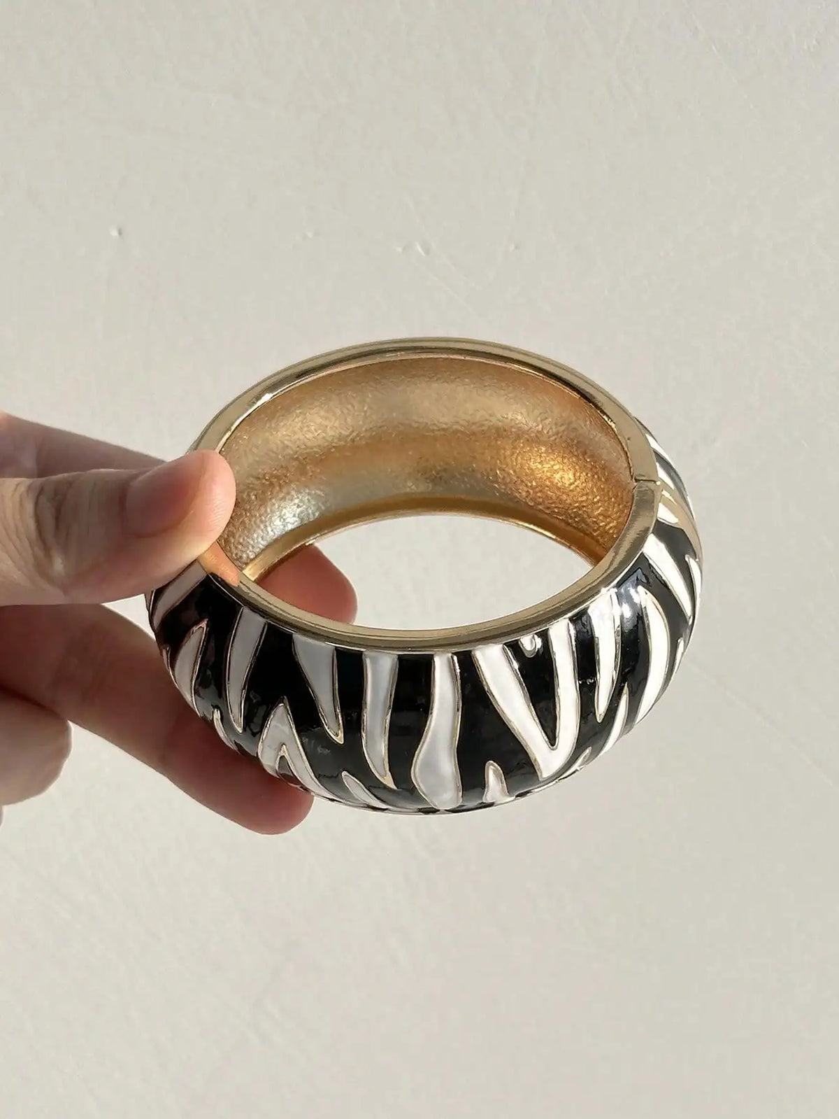 Retro Elegant Pearl Star Black & White Drip Stripe Wide Metal Bangle Everyday Chic Elegant Women's Jewelry