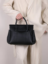 Leather women's handbag with flap closure, vintage messenger style, soft high-quality leather, ideal for office and commuting.