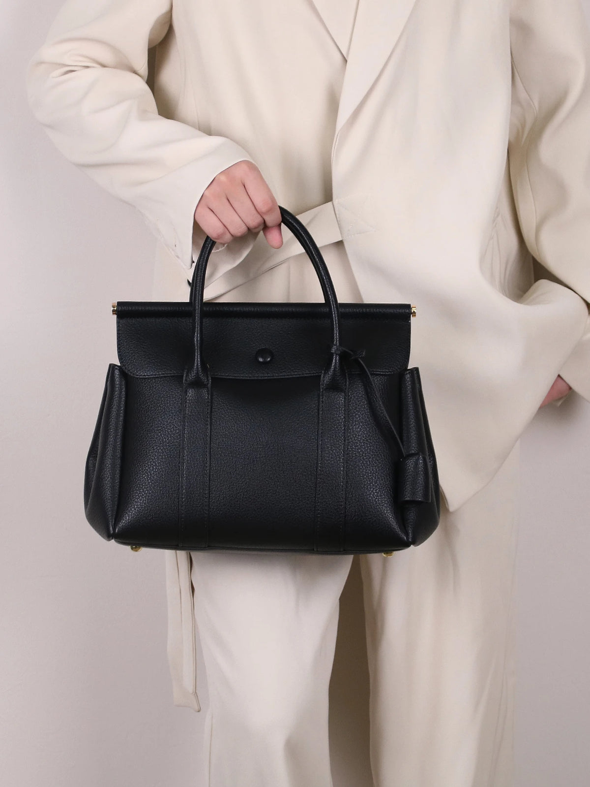 Leather women's handbag with flap closure, vintage messenger style, soft high-quality leather, ideal for office and commuting.