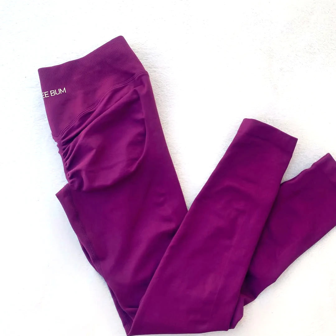 Women's seamless bum-shaping leggings with ribbed band and scrunch butt design for yoga and fitness workouts