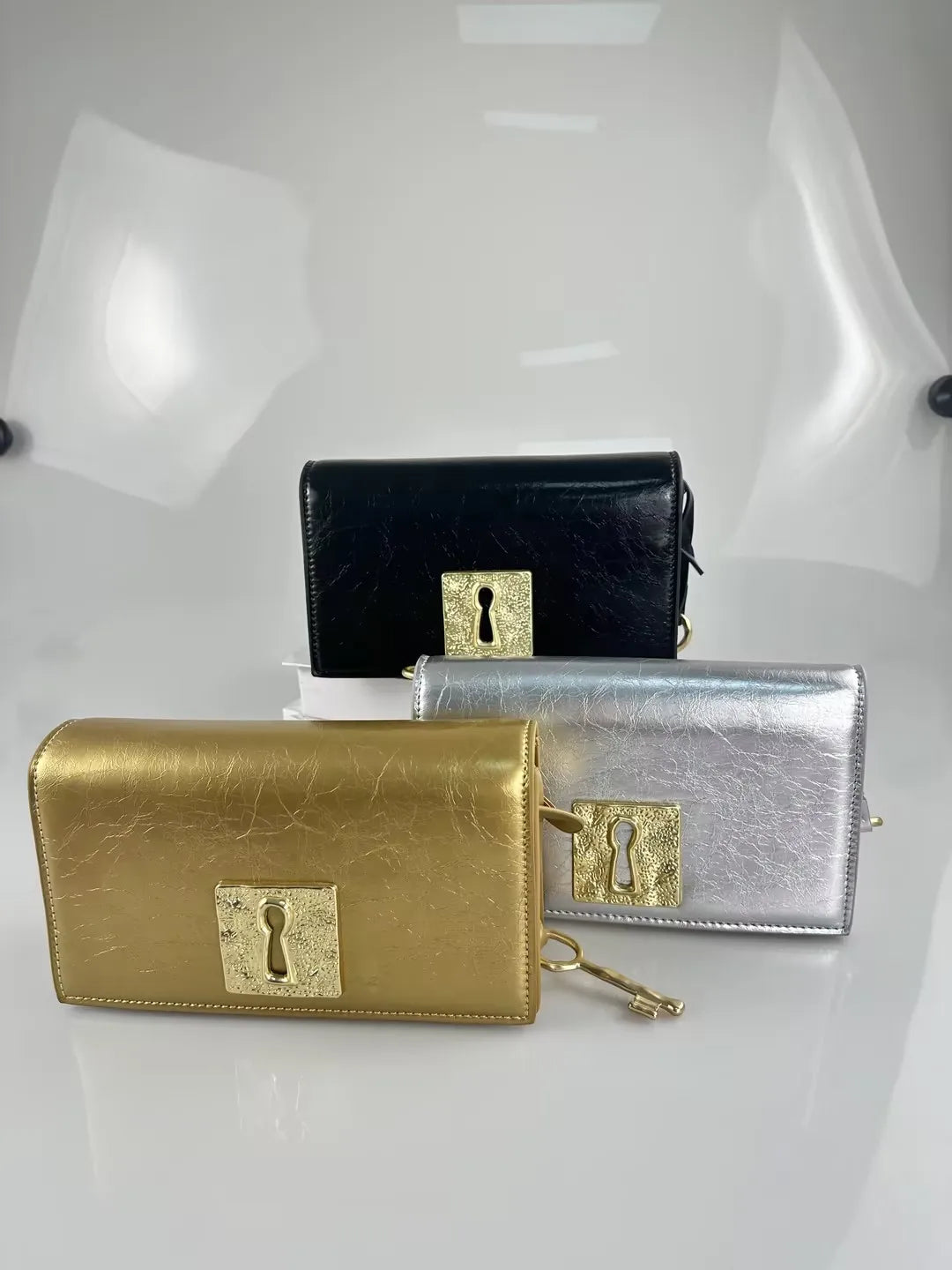 European and American retro copper gold-plated geometric necklace with irregular design, paired with stylish handbags and purses.