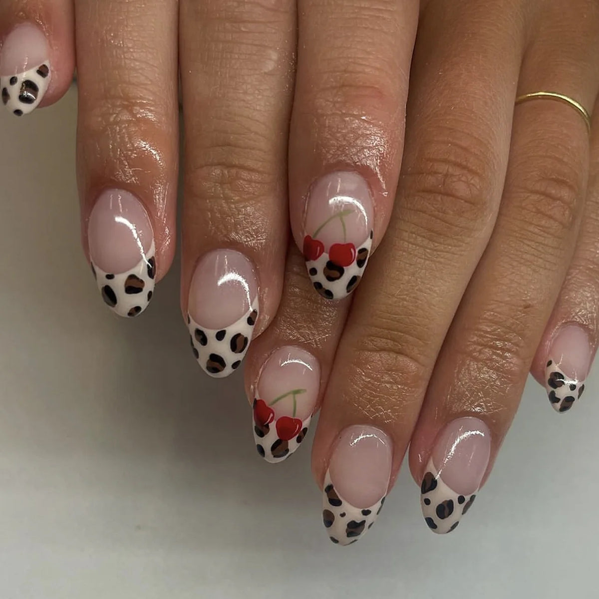24-piece brown leopard print cat's eye almond false nails with full-round design, wearable press-on tips
