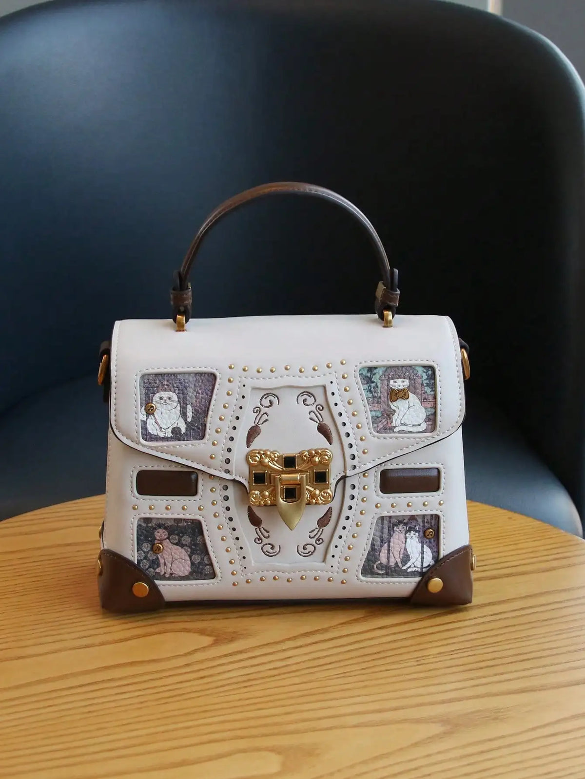 Luxury cat pattern crossbody bag for women, featuring a stylish feline design and adjustable shoulder strap